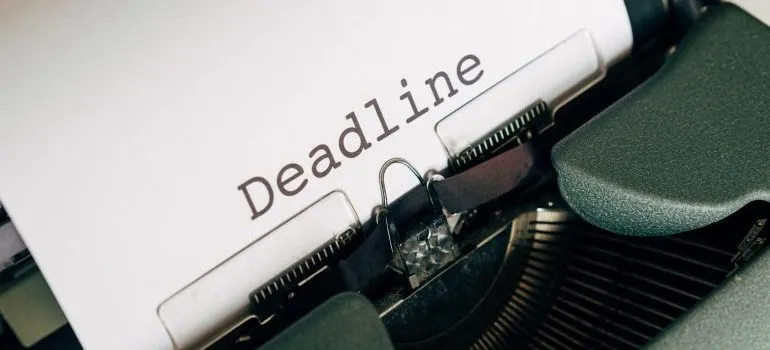 A typewriter with paper coming from it with the word Deadline on it