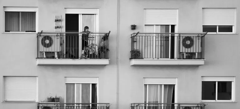 -neighbors talking on the terase