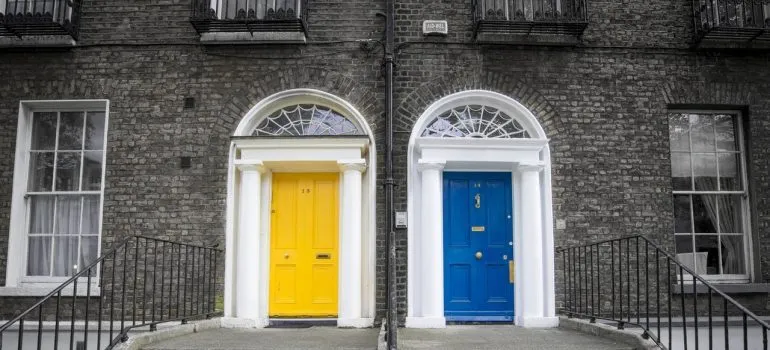 -neighboor doors