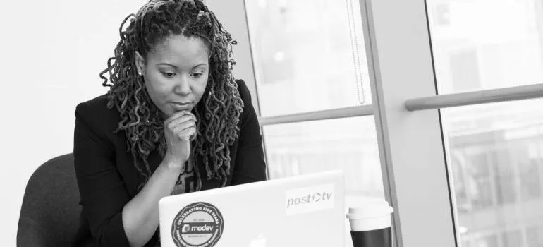 woman working on the laptop