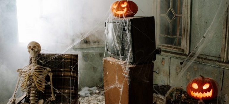 skeleton-pumpkin-decorated-room