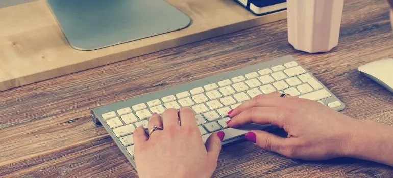 woking on PC - choose the best long distance moving companies