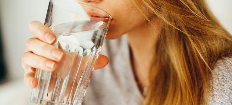 Women drinkig water 