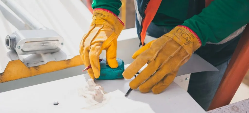  a man measuring cargo